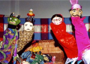 نمونه ی قدیمی خیمه شب بازی( پهلوان کچل) که با عروسکهای پارچه ای اجرا می شده است.
