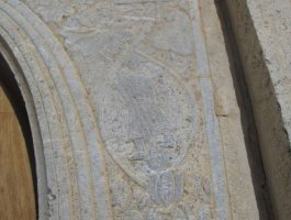 ازاره های سنگی قلعه ستوده که تصویر مردی  بیل به دست را نشان می دهد و پای افزاری شبیه به گیوه درپا دارد.(اواخر قاجاریه)