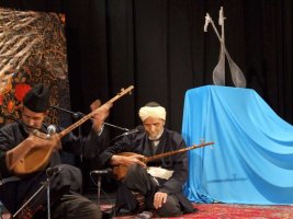 بخشي حاج قربان سليماني و فرزندش عليرضا سليماني در حال اجرا در جشنواره موسيقي نواحي
