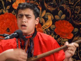 بخشي جوان در حال اجراي برنامه در جشنواره موسيقي نواحي    